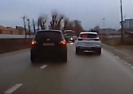 Nissan в лоб протаранил автобус в Краснодаре: видео